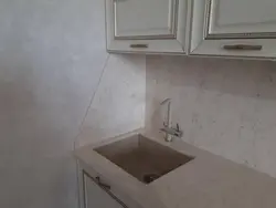 Mətbəx lavabo divara qarşı şəkil