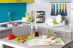 Кухонная посуда на кухне фото