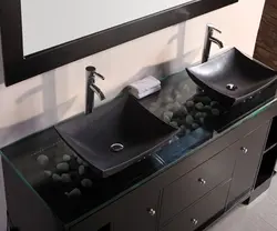 Ванна бөлмесінің интерьеріндегі фотосуреттегі үстелдің үстіндегі раковина