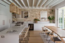 Wood-effect wallpaper in the kitchen interior