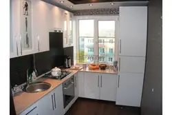Кухня кутняя дызайн фота з халадзільнікам у акна