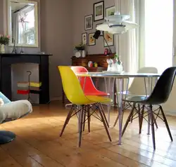 Цветные стулья в интерьере кухни