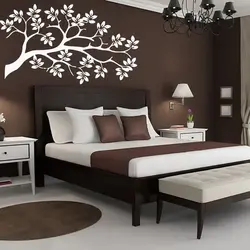 Коричневая кровать в спальне дизайн фото
