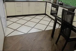 Плитка на полу в кухне с переходом фото