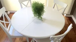 Круглый стол на кухню на одной ножке в интерьере