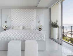Белый цвет стен в интерьере спальни