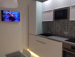 Угловая кухня с телевизором на стене фото в интерьере