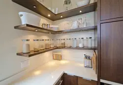 Фото кухни с полками и шкафами на стене