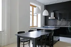 Интерьер кухни с черным столом и стульями фото
