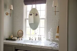 Pəncərənin yanında hamam dizaynı lavabo