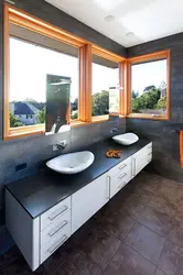 Дизайн ванны раковина у окна