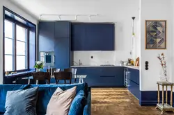 Дизайн гостиной с голубой кухней