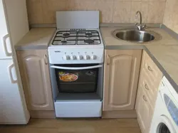 Угловая кухня с холодильником газовой плитой фото