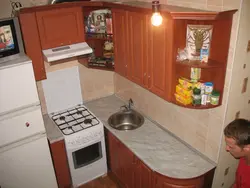Кутняя кухня з халадзільнікам газавай плітой фота