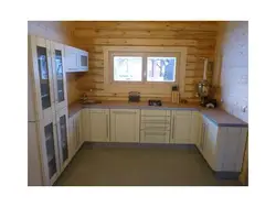 Дизайн окна на кухне в деревянном доме