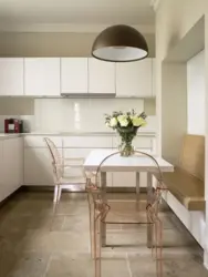 Светлые столы в интерьере кухни