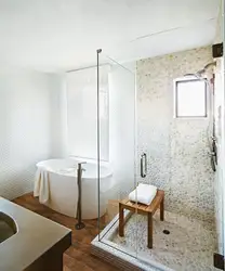 Döşəmədən tavana qədər duşlu vanna otağının fotoşəkili