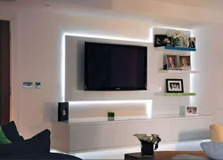 Полки в интерьере гостиной на стену с телевизором