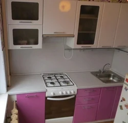 Кухня в пятиэтажке с холодильником фото