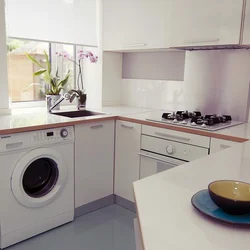 Дизайн маленькой кухни с машинкой стиральной и холодильником