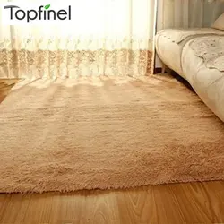 Интерьер спальни с ковром на полу