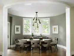 Фото кухни с круглым столом у стены
