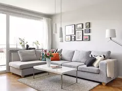 Светлый диван в интерьере гостиной