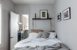 Кровать вдоль стены в маленькой спальне дизайн