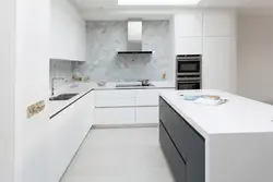 Столешница и фартук под мрамор на белой кухне фото