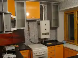 Дызайн кухні з газавай трубой за халадзільнікам