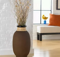 Напольная ваза в интерьере прихожей