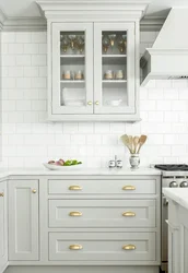 Белая кухня с золотыми ручками фото