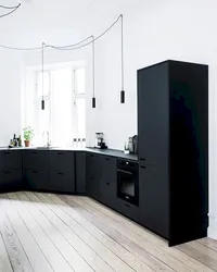 Фота кухня халадзільнік чорнага колеру