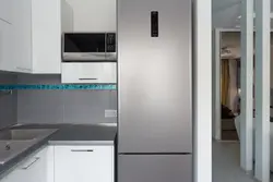 Белый холодильник на кухне фото