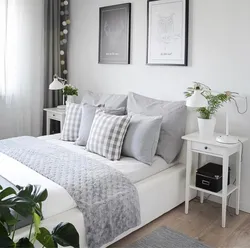 Интерьер маленькой спальни с белой мебелью