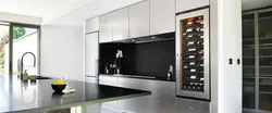 Винный шкаф в интерьере кухни фото