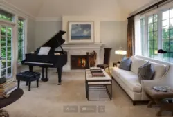 Пианино в современном интерьере гостиной