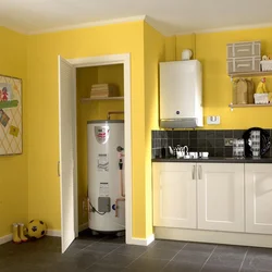 Дизайн маленькой кухни с напольным газовым котлом фото