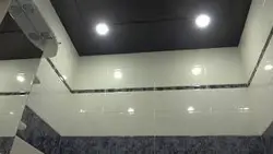 Черно белый потолок в ванной фото