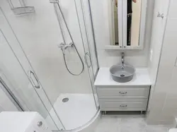 Duş və tualet fotoşəkili olan kiçik bir banyonun təmiri