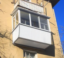 Ko'chadan kvartirada balkonlarning fotosurati