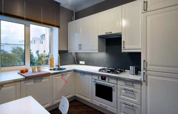 Фото кухни 5 м с кухней у окна