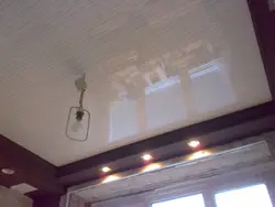 Пластиковый потолок в гостиной фото