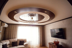 Qonaq otağının fotoşəkilində iki səviyyəli alçıpan tavanlarının dizaynı