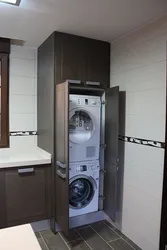 Кептіргіш және кір жуғыш машинасы бар ванна фотосуреті