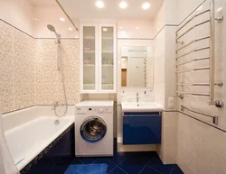 Дизайн ванной комнаты со стиральной машиной в светлых тонах