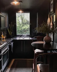 Дизайн кухни с темным окном