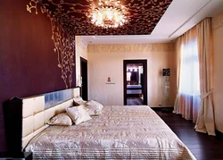 Дизайн спальни с цветами на потолке