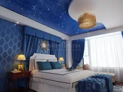 Голубой потолок спальня фото