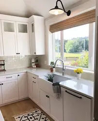 Дизайн кухни с панелью у окна